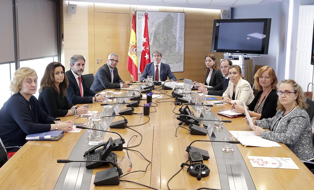 GARRIDO PRESIDE LA REUNIÓN EXTRAORDINARIA DEL OBSERVATORIO REGIONAL DE LA VIOLENCIA DE GÉNERO El consejero de Presidencia, Justicia y portavoz del Gobierno, Ángel Garrido, preside la reunión extraordinaria del Observatorio Regional de la Violencia de Género, convocada tras los últimos casos de violencia machista que han tenido lugar en la región. También forman parte del Observatorio el consejero de Políticas Sociales y Familia, Carlos Izquierdo, como vicepresidente; y la directora general de la Mujer; Lola Moreno, como secretaria. Foto: D.Sinova / Comunidad de Madrid